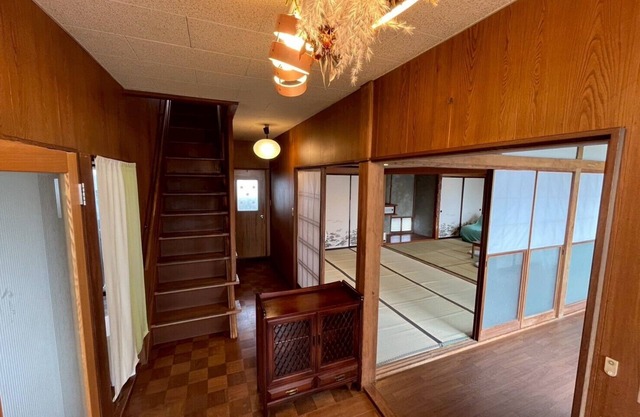 A single house rental inn overlooking vineyards, perfect for a wine trip.