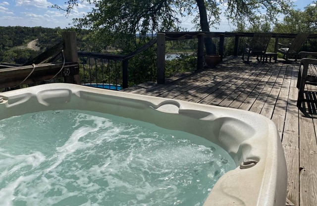 "A slice of paradise" Wonderful cabin w/amazing views, private pool and hot tub