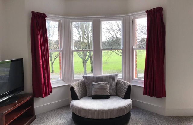 A spacious two bedroom flat close to Worthing town, beach and train station