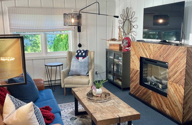 A Step Away: Long-Term Stays - Right Downtown with Yard!