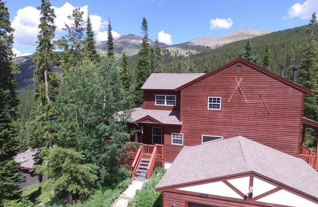 A True Cabin Feel with a Hot Tub, Fire pit and Gorgeous Mountain Views