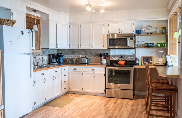 A Water's Edge ~ Where you feel at home by the sea! Open, spacious 1 BR retreat