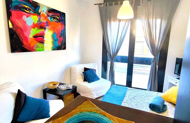 ABAD STUDIO with views of the Santa Barbara Castle, 5 minutes from the beach