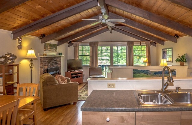 Abbott Brook Chalet B - Private Setting - 5 Mi from Storyland
