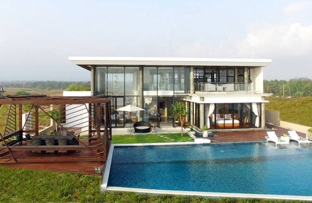 absolute beachfront retreat for a couple