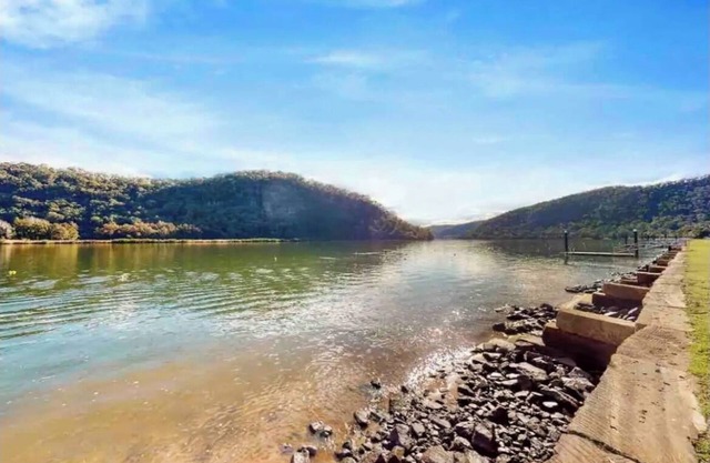 Absolute Waterfrontage - 3 bedroom plus loft - Cabin 11
