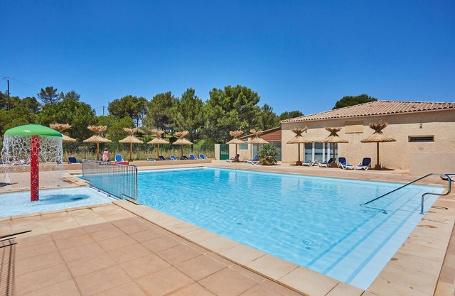 Accès Piscine Extérieure Saisonnière