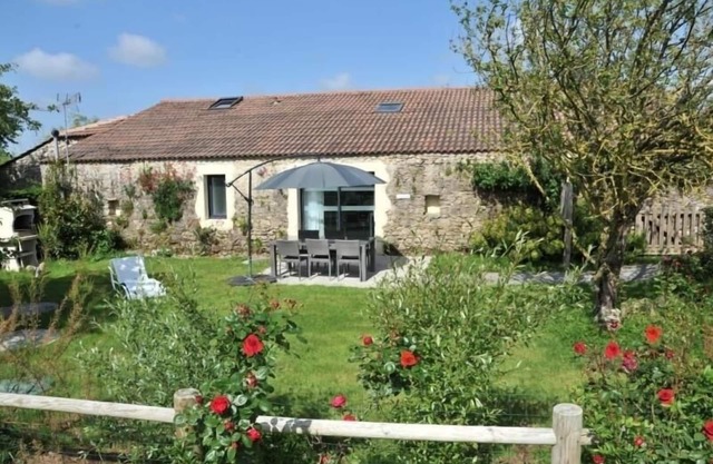 Accessible Gîte with Pool, Spa & Fishing - Soullans Retreat