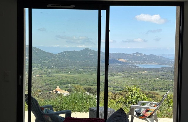 Accommodation 15 minutes from the beaches - sea view