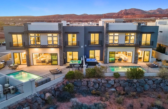 Ace on the 8th - 2 PRIVATE POOLS - SLEEPS 58!