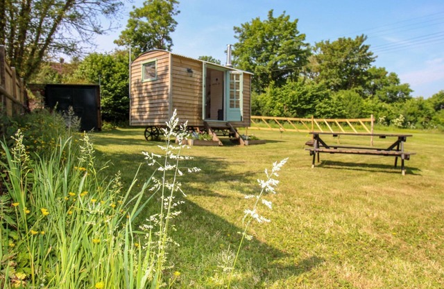 ACRES MEADOW, pet friendly, with open fire in Maiden Newton