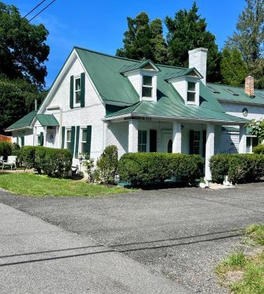 Across the Inn Entire 3 bedr House with tub & extremely fast Wi-Fi