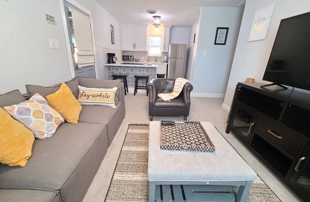 Adorable 1- bedroom guesthouse with free parking
