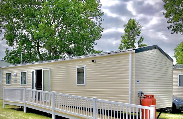 Adorable 6 berth caravan with decking and disabled ramp in California Cliffs