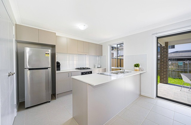 Adorable Modern 4 Br House Parking & Convenient