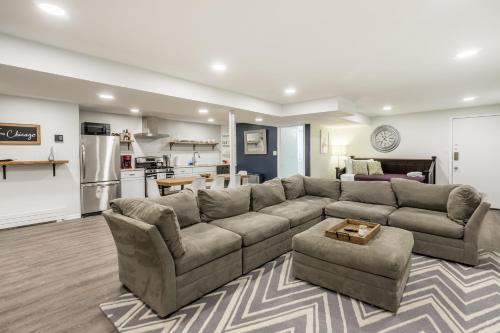Adults Only - Walk to the United Center! Modern Touches Surround You - Check Out the Open Staircase! apts