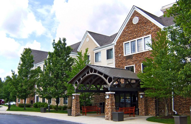 Adventure Awaits! Private Kitchens, FREE Parking, Pets Allowed, BBQ Facility!
