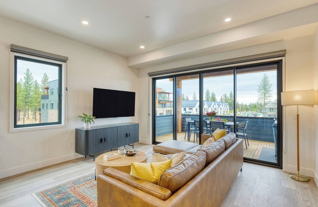 Aerie Luxe 4 Unit Buyout | 10BDR, Mins to Old Bend | Hot Tub + Mountain Views