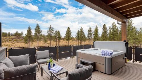 Aerie Sleek 6 Unit Buyout 6 Units 15BDR Deck Hot Tub Views Near Old Bend
