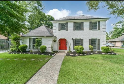 Affordable 4 bedrooms home with a pool!