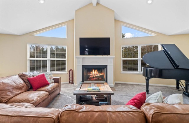 Aidan's Mountainside Manor: Serene, Spacious Elegance near Adventure