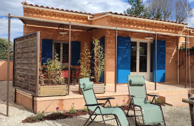 Air-conditioned 3-star detached house with private garden, 5-minute walk from the center.