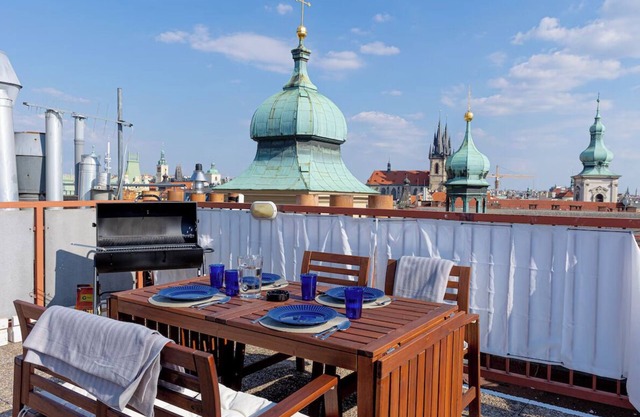 Air conditioned Penthouse with Spacious roof terrace in the heart of Old Town