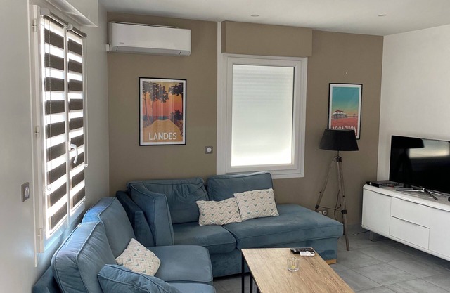 Air-conditioned house 50m² with terrace, parking - 7 min shops and 10 min beach.