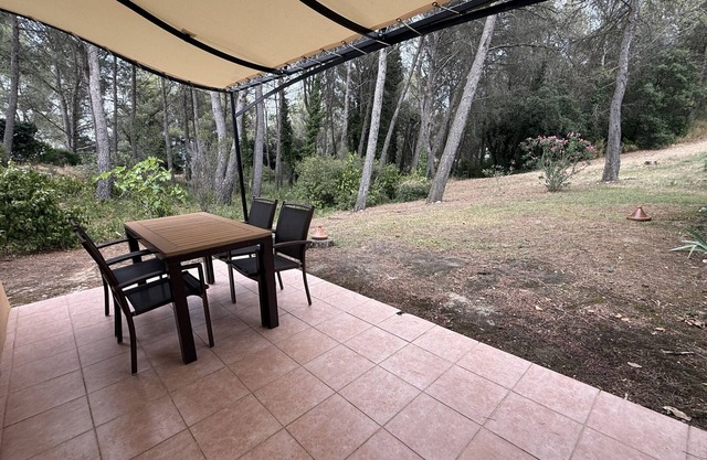 Air-conditioned 3-bed house with wave pool access, Pont Royal Estate