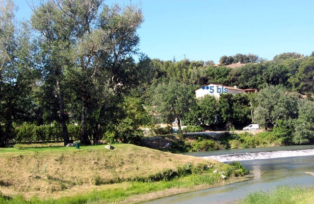 air-conditioned apartment, 200m from the village, all shops, quiet, shaded.