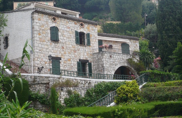 Air-conditioned apartment in villa, with closed private parking in front