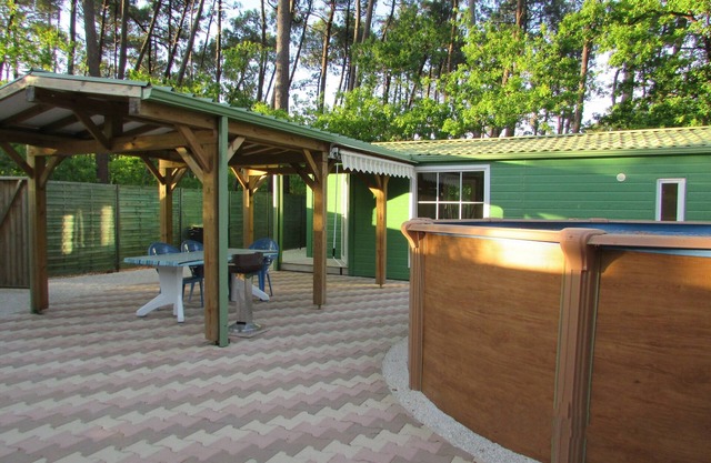 Air-conditioned chalet, heated swimming pool, pets allowed