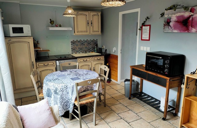 Air-conditioned gîte for 2 to 4 people, -5 min from St Emilion. Enclosed/private parking