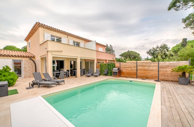 air-conditioned house, sea view sandy beach 150 m private heated pool 7x4 m