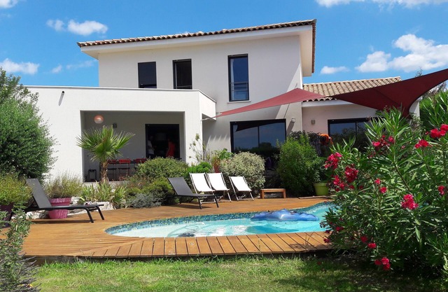Air-conditioned modern villa 145m², 4 bedrooms pool and garden at 20 'beaches