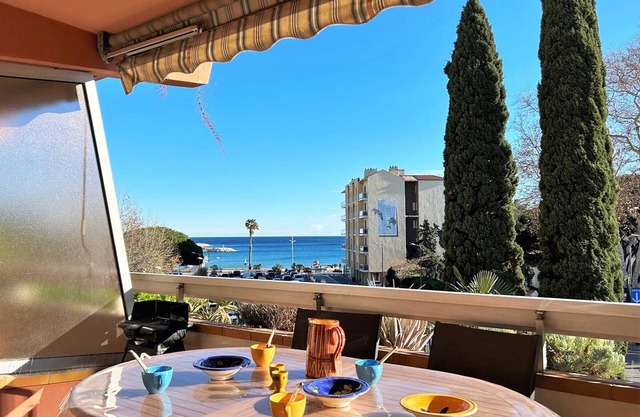 Air-Conditioned Studio with Terrace and Parking in the Heart of Le Lavandou