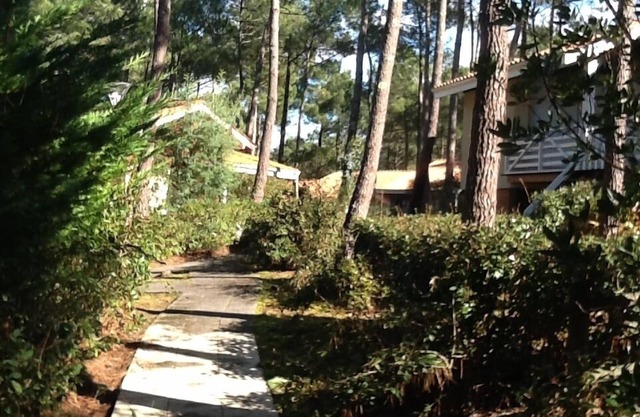 AIR-CONDITIONED VILLA, HOUSEHOLD LINEN, WIFI, IN RCE WITH POOL ON THE GOLF COURSE
