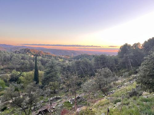 Aix-en-Provence, Bastidon provençal plein cœur de la forêt avec vue unique