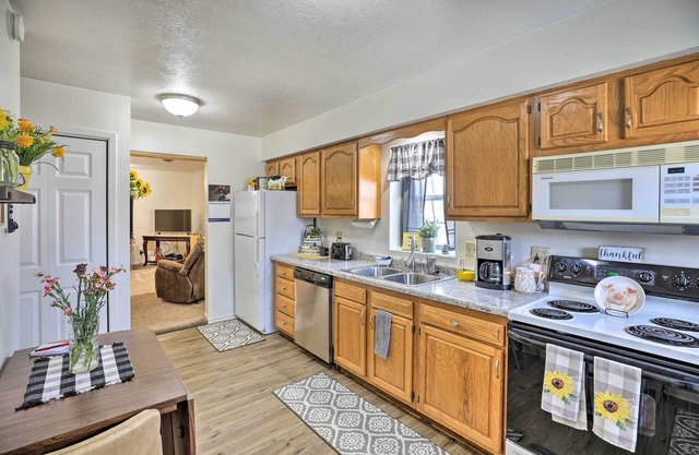 Akron Apartment w/Balcony - Hunting Nearby!