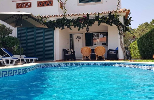 AL41689 Lovely 5 Bed 3 Bath House With Pool Within Walking Distance of Beach.
