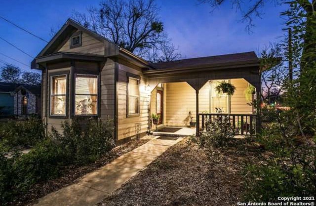 Alamo City Former Library Historic Home, Parking, BBQ, Firepit, Gated Side-Yards
