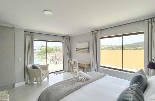 Alba Tramonto - 4 bed 3 bath - 100m to Robberg Beach & Large Patio