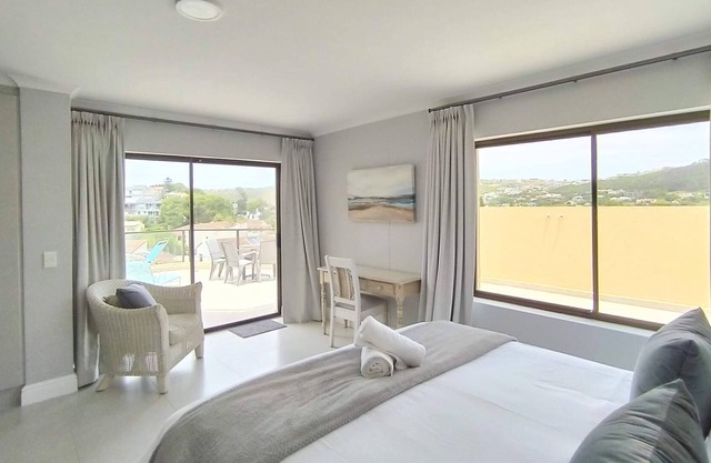 Alba Tramonto | 4 bed 3 bath - 100m Robberg Beach