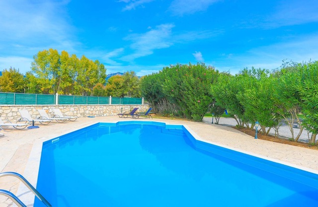 Alex Villa Ena: Large villa, sleeps 8 jacuzzi, sauna, huge pool