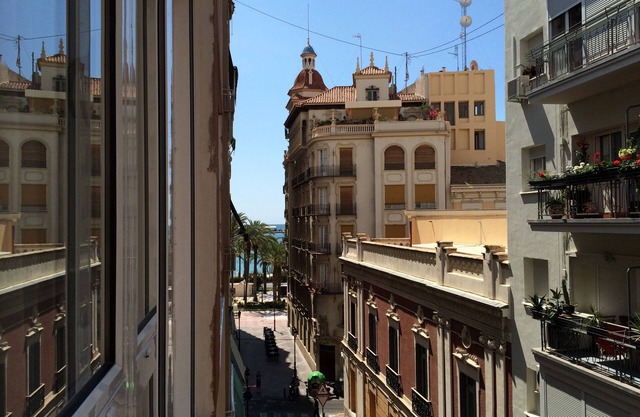 Alicante - beautiful apartment between the beach and town center. WiFi.