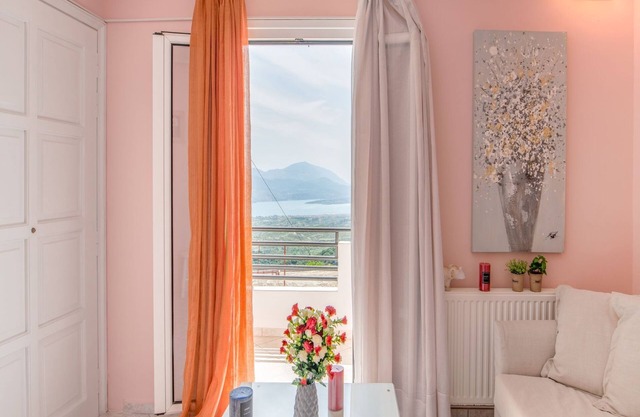 Aliki's Maison Flat - Three Bedroom Apartment, Sleeps 6