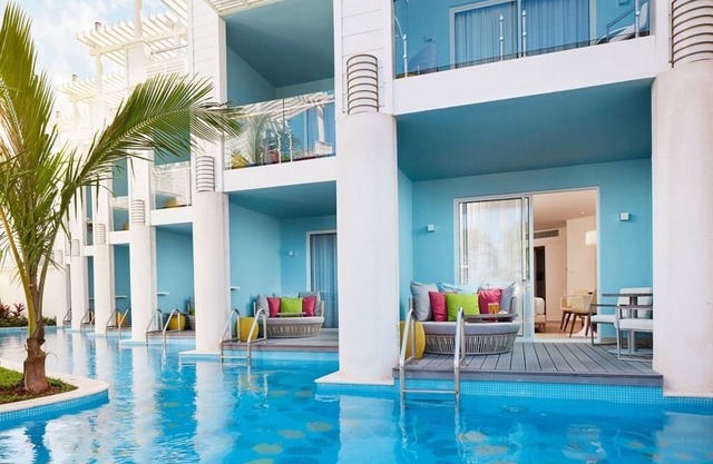 ALL-INCLUSIVE Oceanfront Swim-Up Suite with Panoramic Terrace