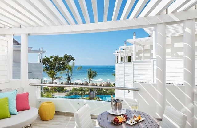 ALL-INCLUSIVE Oceanview Suite with Direct Pool Access & Spacious Living Arean