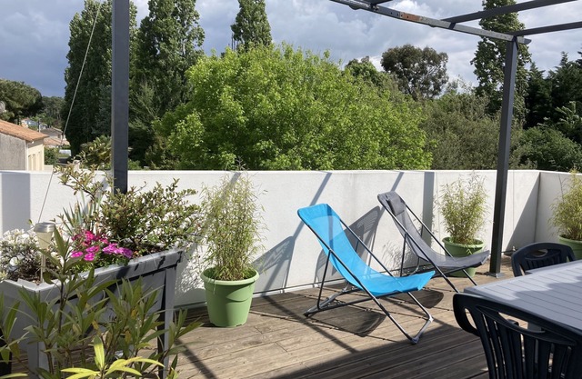 ALL ON FOOT, 500m beach, 200m lake