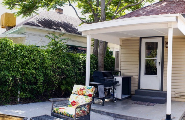 ALLERGY FRIENDLY, CLEAN & UPDATED DOWNTOWN COTTAGE - WALK TO EVERYTHING!
